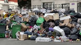 Un tas de déchets dans les rues de Paris pendant la grève des éboueurs de mars 2023.