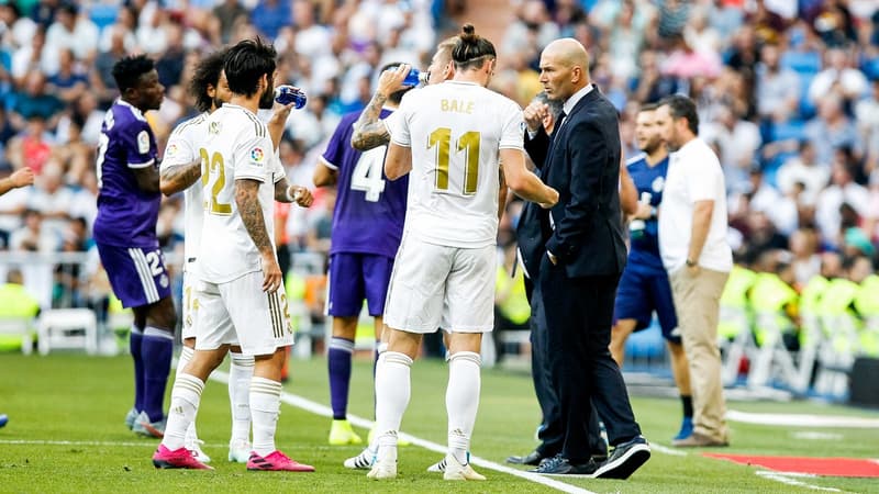 Gareth Bale en discussion avec Zinedine Zidane