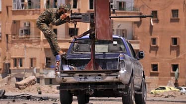 Un soldat kurde derrière une mitrailleuse dans la province d'Hassaké