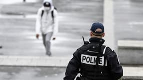 Un agent de la police de la sécurite du quotidien en patrouille dans Sarcelles, au nord de Paris, le 3 février 2021