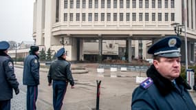 Des policiers devant le Parlement de Crimée, à Simféropol, le 27 février.