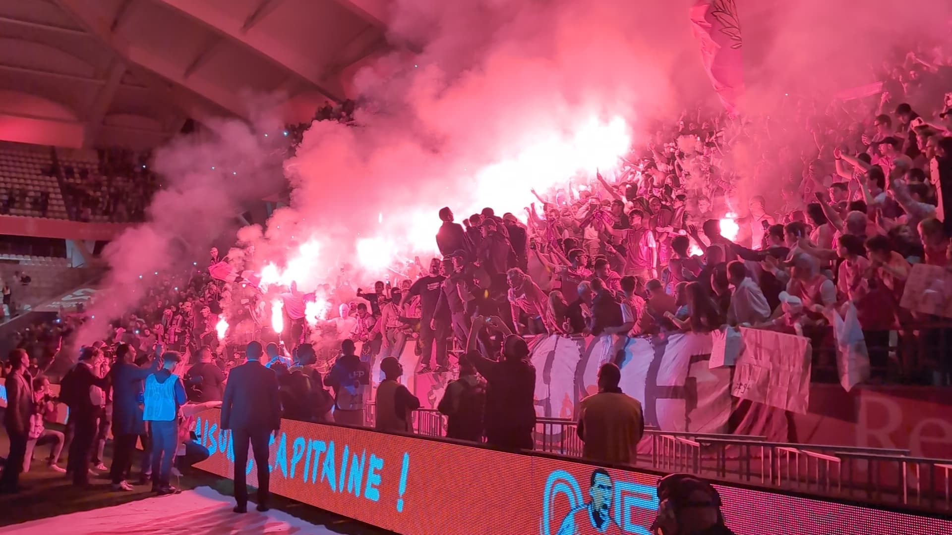Yunis Abdelhamid qui craque un fumigène pour son départ du Stade de Reims, le 19 mai 2024