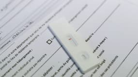 Un test antigénique négatif est posé au-dessus de formulaires dans une pharmacie à Deauville le 4 août 2021
