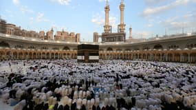 Des musulmans accomplissent une prière matinale autour de la Kaaba, le sanctuaire le plus sacré de l'islam, dans la Grande Mosquée de La Mecque, ville sainte de l'Arabie saoudite, dans le contexte de la fin du pèlerinage du hajj, le 16 juin 2024.