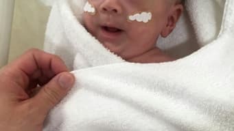 Photo non datée du bébé qui pesait 268 grammes à sa naissances, divulguée par l'Hôpital universitaire Keio de Tokyo le 27 février 2019 Photo non datée du bébé qui pesait 268 grammes à sa naissances, divulguée par l'Hôpital universitaire Keio de Tokyo le 27 février 2019