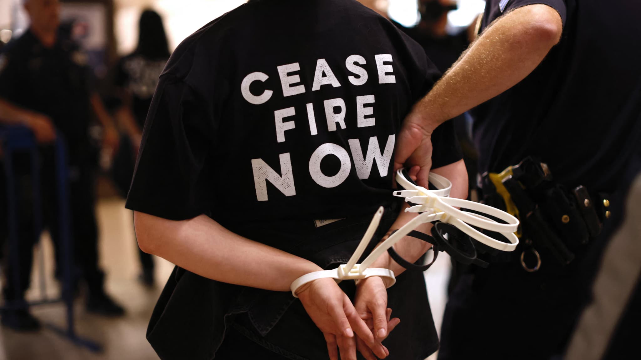 Une personne interpellée lors d'une manifestation organisée par le groupe Jewish Voice for Peace-New York City, à Grand Central, à New York, pour un cessez-le-feu dans la bande de Gaza, le 28 octobre 2023 Une personne interpellée lors d'une manifestation organisée par le groupe Jewish Voice for Peace-New York City, à Grand Central, à New York, pour un cessez-le-feu dans la bande de Gaza, le 28 octobre 2023