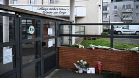 Des fleurs et une photo de Louise devant le collège André-Maurois, à Épinay-sur-Orge, le 8 février 2025, après la découverte du corps de cette élève de 11 ans dans un bois.