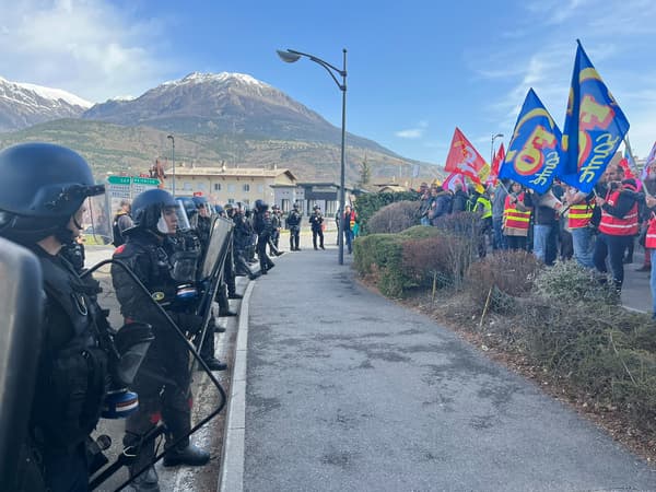 Manifestation à Savines-le-Lac, dans les Hautes-Alpes, à l'occasion de la visite d'Emmanuel Macron le 30 mars.