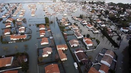 Maisons inondées lors du passage de la tempête Xynthia à La Faute-Sur-Mer, dans le Sud-Ouest. Le ministre de l'Ecologie, Jean-Louis Borloo, a justifié le différend entre les autorités et les sinistrés de Xynthia sur le tracé des "zones noires", par un "ma