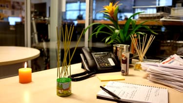 Encens, bougies parfumées, parfum d'ambiance ne servent à rien. Si votre collègue sent mauvais, il faut lui dire.