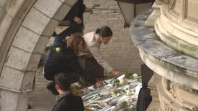 Après les funérailles de Dominique Bernard ce jeudi 19 octobre, des dizaines de personnes ont déposé des fleurs sur la place des Héros à Arras