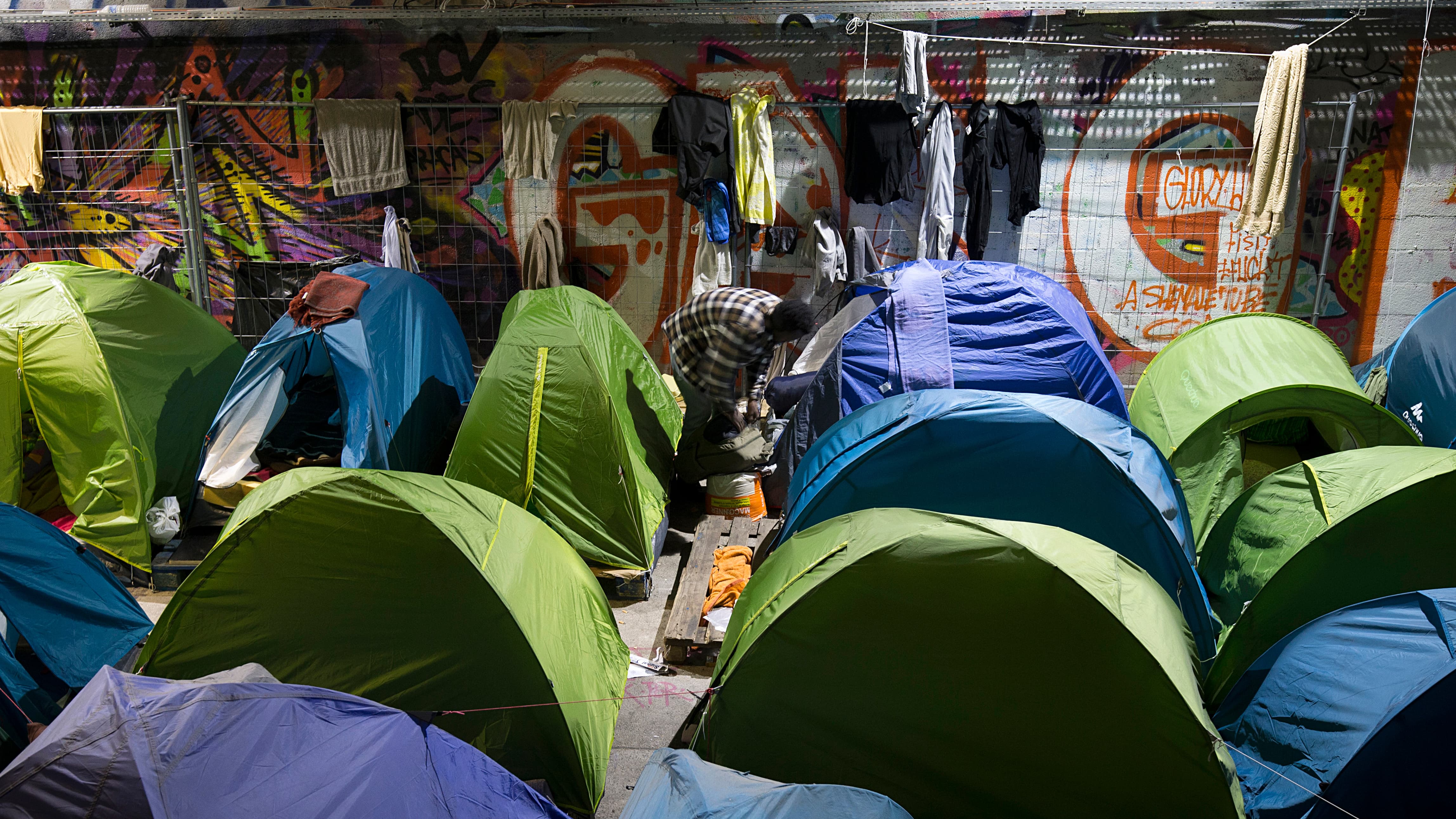 Une centaine de migrants installés dans la rue près du périphérique à Paris