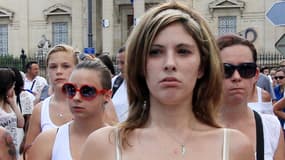Lola lors de la marche blanche organisée pour dénoncer le viol dont elle prétendait avoir été l'objet, le dimanche 6 juillet.