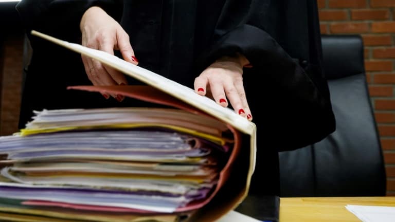 Une juge ouvre un dossier dans une salle d'audience du palais de justice de Bobigny, le 15 janvier 2024 en Seine-Saint-Denis