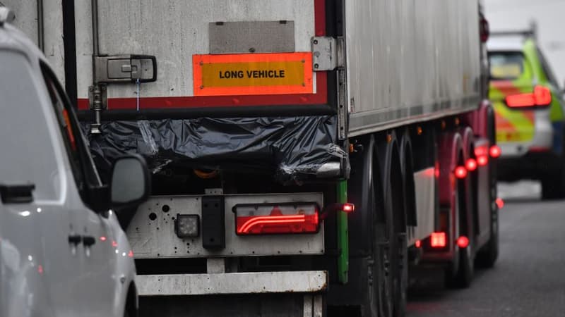 La police britannique tracte le camion dans lequel 39 personnes ont été retrouvées mortes mercredi.