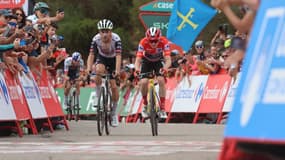 Joao Almeida et Jonas Vingegaard à l'arrivée de la 14e étape de la Vuelta, le 6 septembre 2025