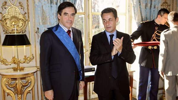 Nicolas Sarkozy remet la grand-croix de l'ordre national du Mérite à François Fillon, en novembre 2007.