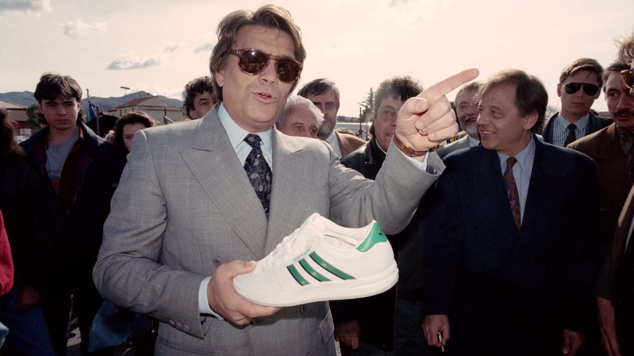 Bernard Tapie visite le marché de Plan de Cuques pendant la campagne électorale régionale du 16 mars 1992. Il tient une chaussure Adidas à la main.