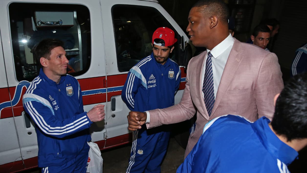 Lionel Messi et Kevin Seraphin Lionel Messi et Kevin Seraphin