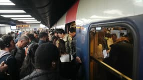 Une rame RER à Châtelet (Paris) ILLUSTRATION