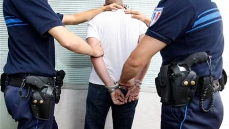 L'Assemblée nationale a adopté jeudi l'article clé de la réforme de la garde à vue, qui autorise la présence de l'avocat tout au long de cette procédure, contre trente minutes au début actuellement. La garde à vue reste cependant sous le contrôle du procu