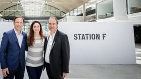 Microsoft veut fédérer à Station F une communauté de 100 start-up spécialisées dans l'intelligence artificielle. Roxanne Varza (au centre) est encadrée (à gauche) par Vahé Torossian, président de Microsoft France et (à droite) par Xavier Niel.