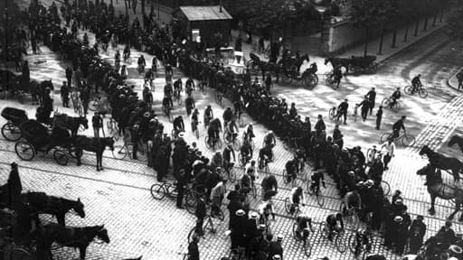 En 1906, on se rendait aux étapes du Tour de France... en vélo pour voir les coureurs, qui avaient déjà leur recettes de grand-mère.