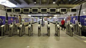 Quatre prototypes de dispositifs d’embarquement TGV sont installés dans les gares de Paris-Montparnasse et Marseille-Saint-Charles. Ils sont fournis par les industriels Thales, IER, Scheidt & Bachmann et Xerox.