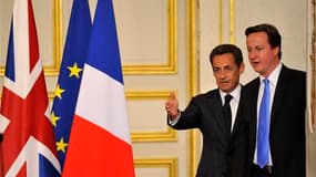 Après un dîner à l'Elysée avec le nouveau Premier ministre britannique, Nicolas Sarkozy a assuré que la France et l'Allemagne étaient solidaires face à la crise de la zone euro. David Cameron a ajouté qu'il était dans l'intérêt de Londres que l'euro soit