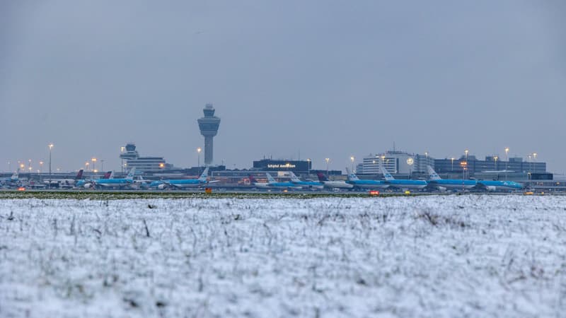 Le trafic aérien européen paralysé: plus de 800 vols annulés à l'aéroport d'Amsterdam-Schiphol ce mercredi en raison de la neige
