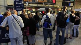A la gare Saint-Charles de Marseille, début octobre. Le trafic sera légèrement perturbé mardi sur le réseau SNCF en raison d'un mouvement de grève européen, a annoncé la direction. /Photo prise le 6 octobre 2011//REUTERS/Jean-Paul Pélissier