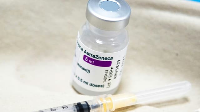 Le comité scientifique supervisant la campagne de vaccination anti-Covid au Royaume-Uni a recommandé de limiter l'usage du vaccin d'AstraZeneca aux plus de 40 ans, après le signalement de 242 cas de caillots sanguins