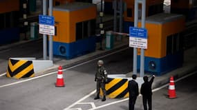 Soldat sud-coréen près de la zone démilitarisée entre les deux Corées. Séoul a dit mercredi avoir demandé à la Chine d'intervenir pour inciter les dirigeants nord-coréens à changer d'attitude après une série de déclarations véhémentes qui ont incité la Co