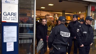 Des policiers en gare de Lyon, le 16 janvier 2015.