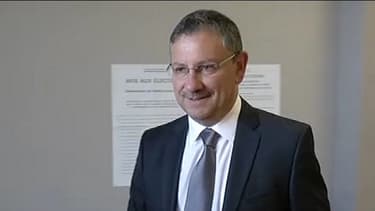 Le candidat UMP Jean-Louis Costes dans son bureau de vote, dimanche.