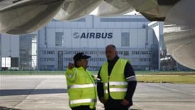 A l'issue de près de huit heures de négociations, la direction d'Airbus France a proposé mardi soir à Toulouse à l'intersyndicale une augmentation globale annuelle de salaires de 2,5% en 2010, selon une source syndicale. /Photo d'archives/REUTERS/Christia