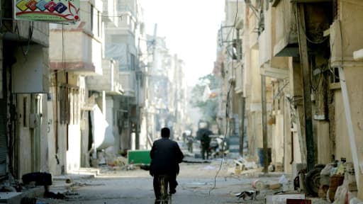 Un Syrien, dans les rues de Palmyre, adjacente à la ville antique, le 31 mars 2016, quelques jours après sa libération par l'armée syrienne