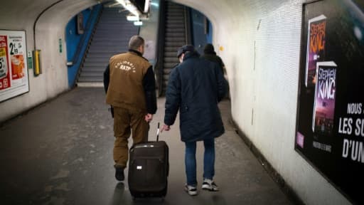 Un travailleur social de la RATP parle à un SDF dans une station de métro à Paris, le 27 mars 2013 Un travailleur social de la RATP parle à un SDF dans une station de métro à Paris, le 27 mars 2013