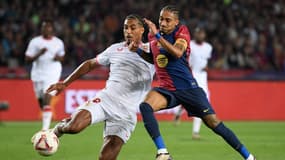 Loïc Badé au duel avec Raphinha lors d'un match de Liga, le 20 octobre 2024