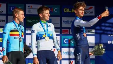 Paul Seixas s'offre un selfie avec Remco Evenepoel et Tadej Pogacar aux championnats d'Europe de cyclisme, 5 octobre 2025