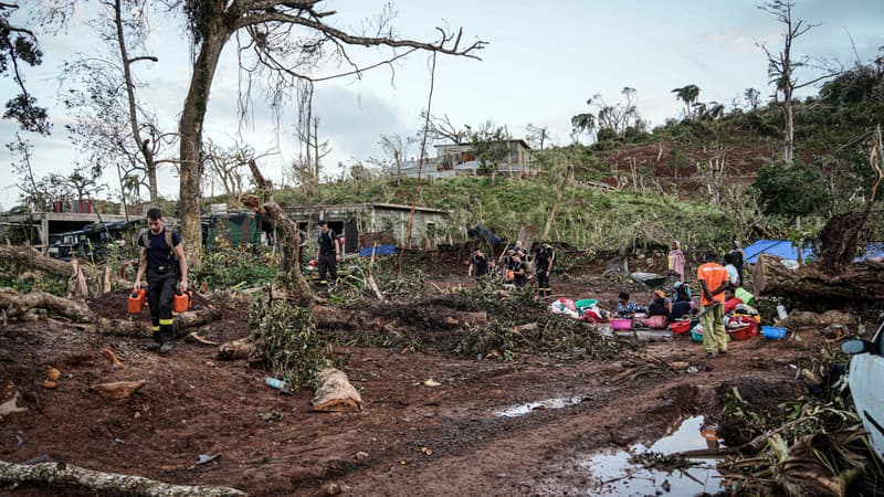 Des membres de la Sécurité à Mayotte après le passage du cyclone Chido, le 17 décembre 2024