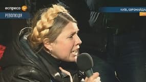 Ioulia Timochenko s'exprime face à la foule place Maidan à Kiev.