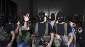 Des hommes du clan chiite libanais Meqdad, dans un quartier de Beyrouth. Le puissant clan libanais a enlevé mercredi un homme d'affaires turc, un Saoudien et plusieurs rebelles syriens en représailles à l'enlèvement d'un de leurs proches par l'Armée syrie