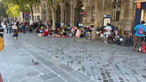 Des migrants installés devant l'Hôtel de ville de Paris, en août 2023. (Illustatrion)