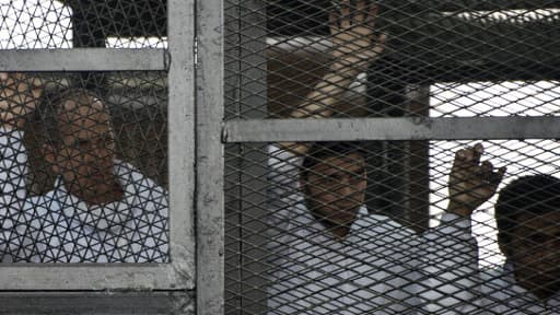 Mohamed Fadel Fahmy, Peter Greste et Baher Mohamed le 22 mai lors d'une comparution au tribunal