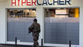 Un militaire en faction devant le magasin Hyper Cacher de la porte de Vincennes, en janvier 2016.