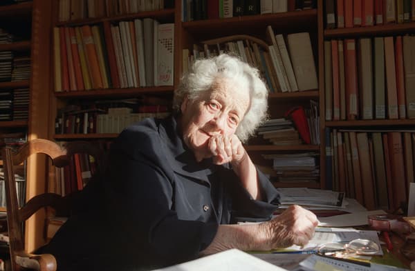  Germaine Tillion pose devant sa bibliothèque, le 22 novembre 2000, à son domicile de Saint-Mandé