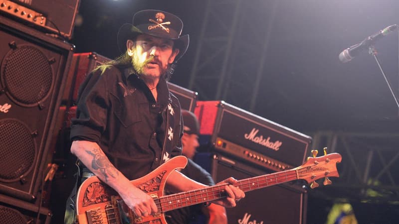 Lemmy Kilmister sur scène, le 13 avril 2014