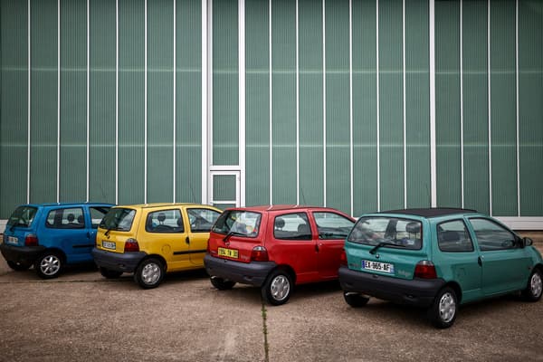 Des Renault Twingo sont garées lors d'un événement pour célébrer le 30e anniversaire de la Twingo à Chambley, dans l'est de la France, le 19 août 2023.