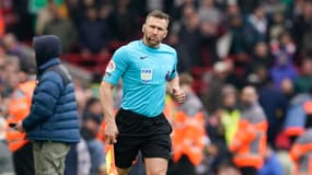 L'arbitre de touche anglais Constantine Hatzidakis accusé d'avoir asséné un coup de coude à Andrew Robertson 